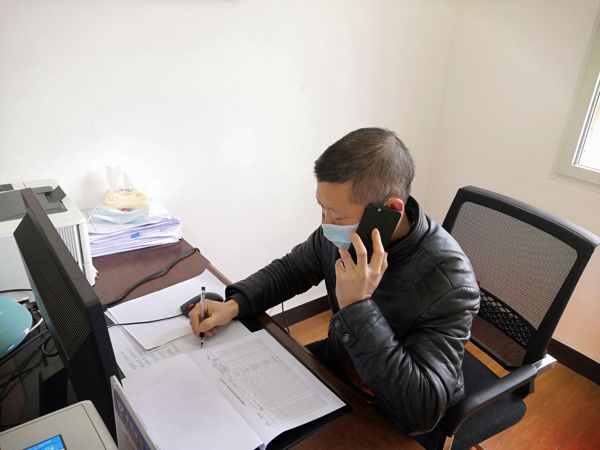 打电话到村委会核实