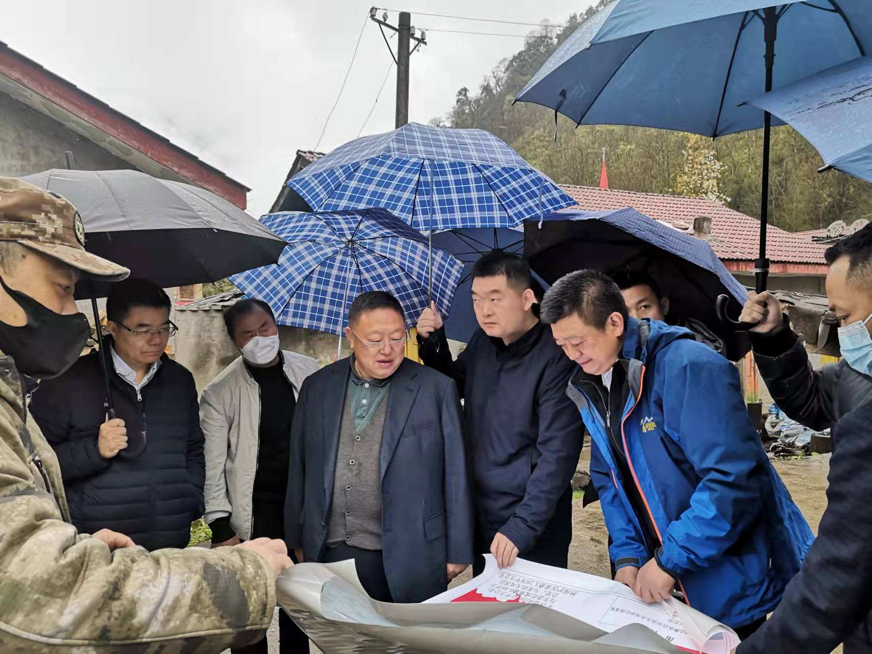 调研组到万坪煤矿实地调研